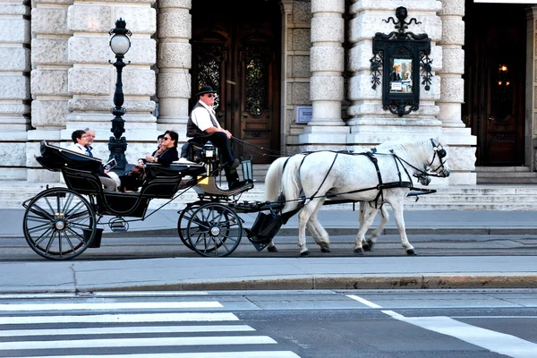 Passeio de turistas em um vagão puxado a cavalo no centro de Viena — Fotografia de Stock