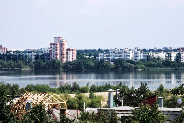 Bâtiments sur les rives de la rivière dans le centre de Voronej — Photo