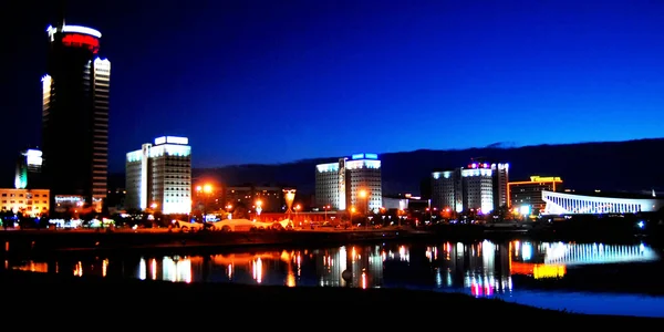 Stavby a architektura v Minsku v noci — Stock fotografie