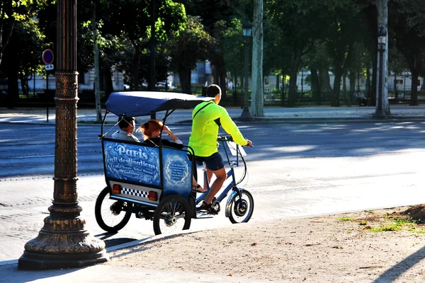 パリの中心部観光の三輪自転車に乗ってください。 — ストック写真