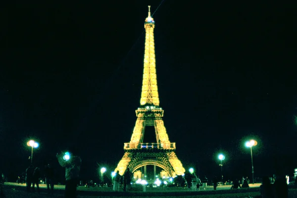 Eiffeltoren at night met achtergrondverlichting — Stockfoto