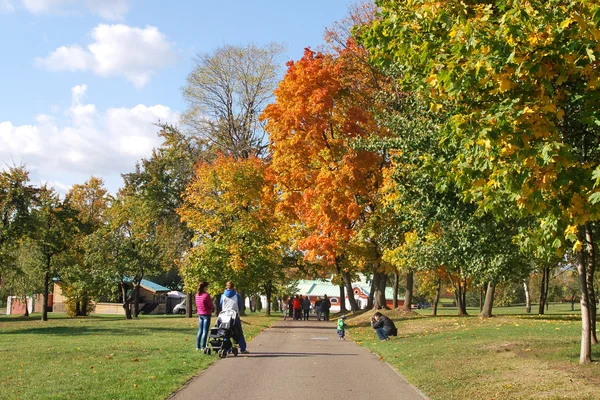 Les gens en marchant dans le parc d'automne — Photo