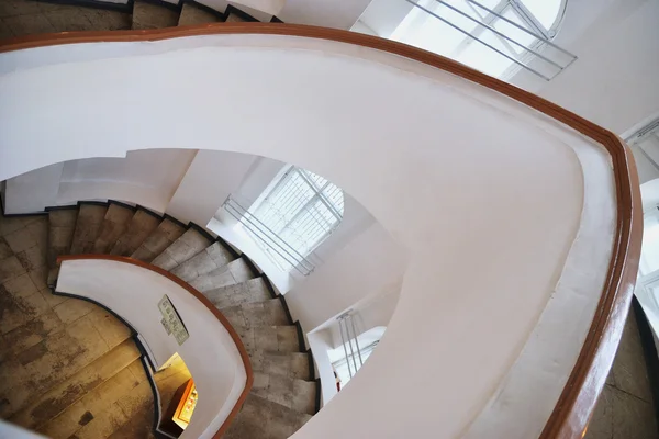 Спиральная лестница из светло-серого мрамора в музее Владимира — стоковое фото
