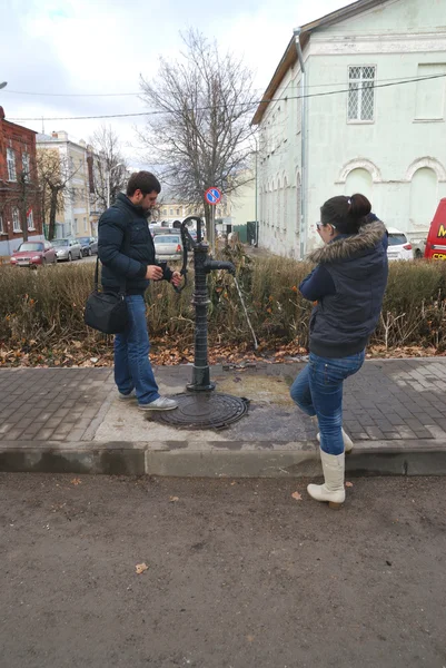 Visningsresa turister till staden av Golden Ring — Stockfoto