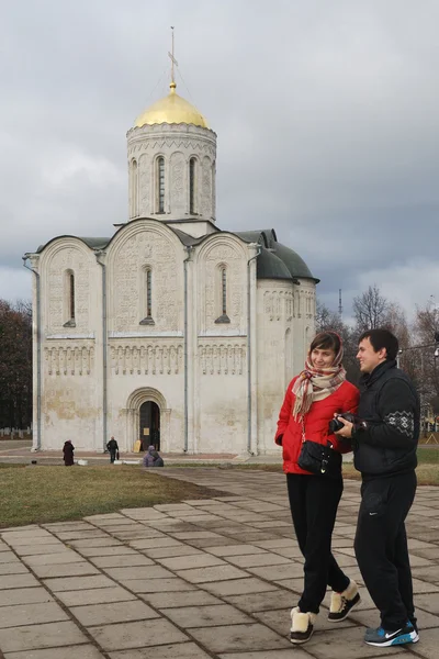 若い男と女は歩く Vladimir 市内の正教の教会 — ストック写真