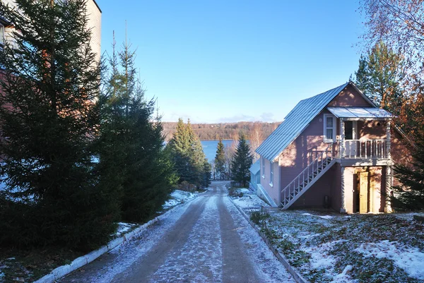 Dřevěný dům na kopci s výhledem na řeku Volhu v Ples — Stock fotografie