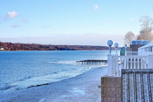 De dijk van de Wolga in de stad van Ples een ijzig herfstdag — Stockfoto