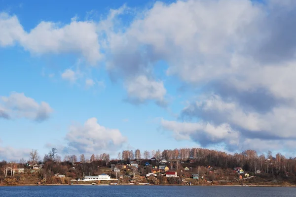 El terraplén del río Volga en la ciudad de Ples un día de otoño helado — Foto de Stock