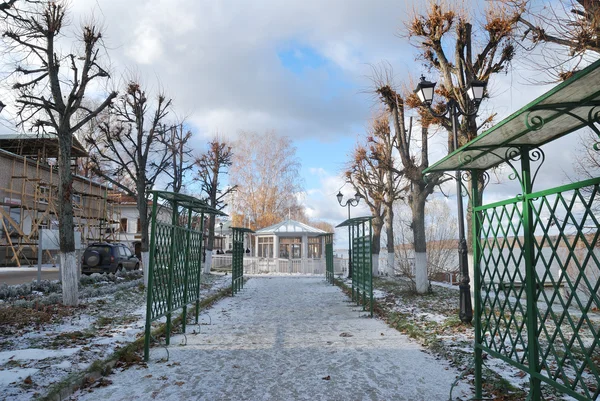 Le remblai de la Volga dans la ville de Ples un jour d'automne givré — Photo