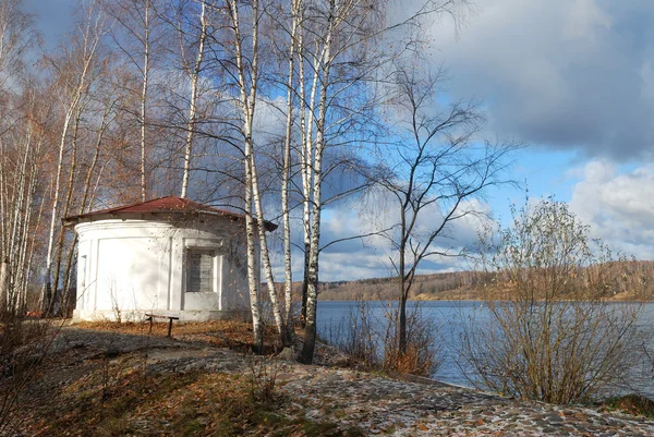 El terraplén del río Volga en la ciudad de Ples un día de otoño helado —  Fotos de Stock