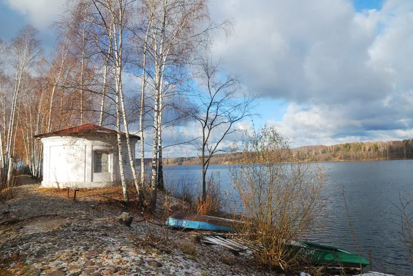 Le remblai de la Volga par une journée d'automne glacée dans la ville de Ples — Photo