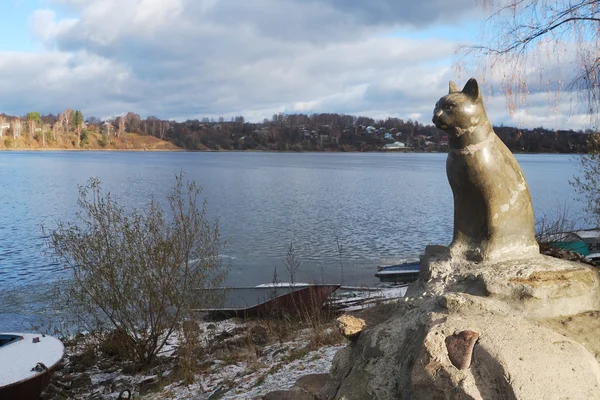 Das Ufer der Wolga in der Stadt Pjöngjang an einem frostigen Herbsttag — Stockfoto