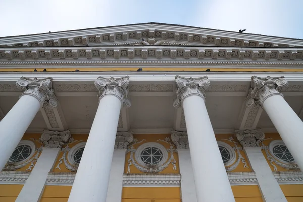 Het oude gebouw brandweerkazerne in het centrum van de stad van Kostroma — Stockfoto