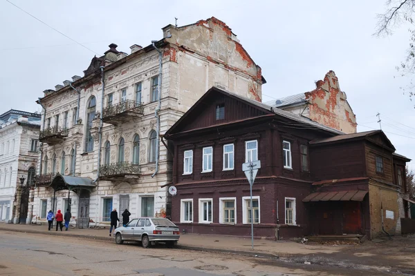 Oude houten huis in een van de steden van de gouden ring van Rusland — Stockfoto