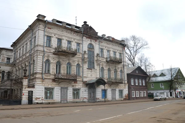 Gamla trähus i en av städerna i Golden Ring — Stockfoto