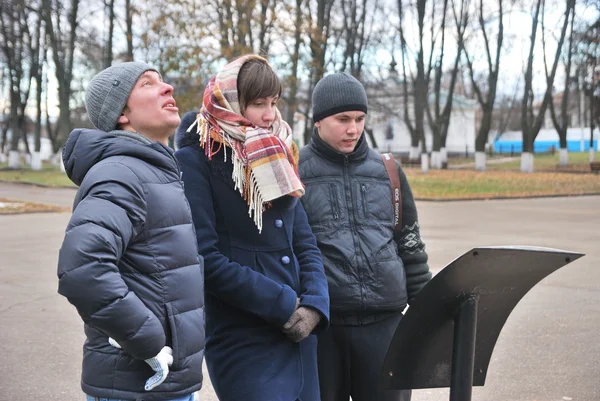 Bekijken van de reis van toeristen naar de stad van de gouden ring van Rusland — Stockfoto