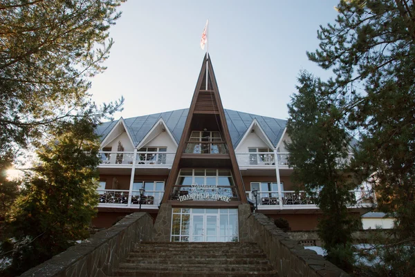 Ancienne maison en bois dans l'une des villes de l'anneau d'or — Photo