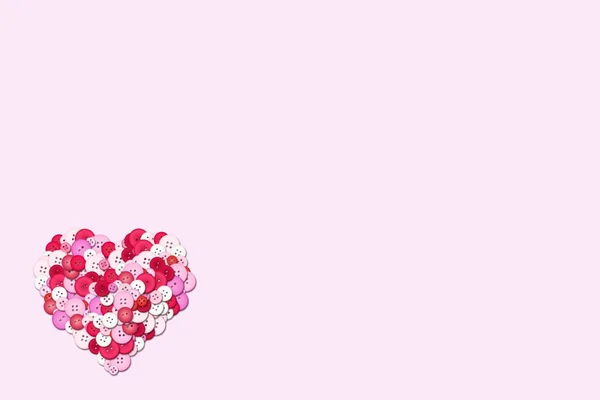 Coração composto por botões, vermelho e rosa sobre fundo claro — Fotografia de Stock