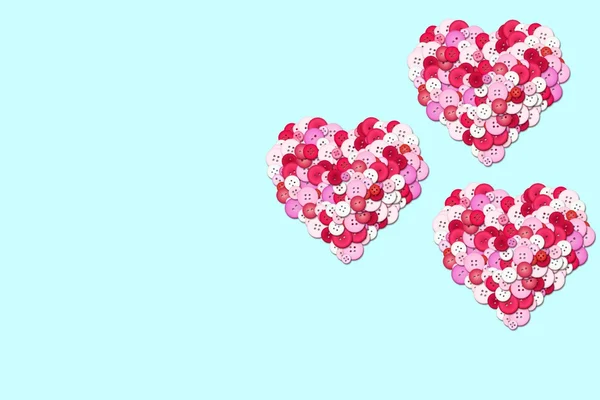 Corazón compuesto de botones, rojo y rosa sobre fondo claro —  Fotos de Stock