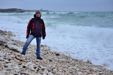 Antik Yunan Chersonesos içinde Sevastopol plajında genç adam