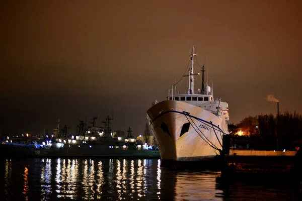Hajók és a sirályok, Sevastopol a Fekete-tenger partján — Stock Fotó