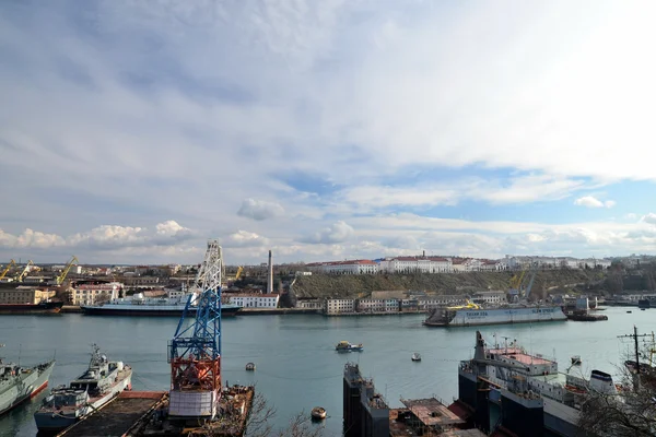 Navios comerciais e militares no porto da cidade de Sebastopol — Fotografia de Stock