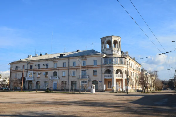 Budynki o różnych stylach architektonicznych na ulicy w mieście Sewastopol — Zdjęcie stockowe