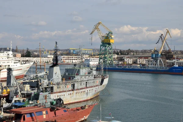 Handels- und Militärschiffe im Hafen von Sewastopol — Stockfoto