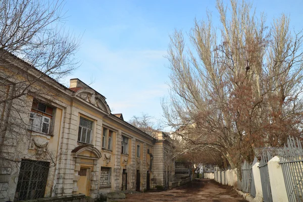 Bâtiments de différents styles architecturaux dans la rue de la ville de Sébastopol — Photo