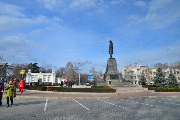 Monumento de guerra no centro da cidade de Sevastopol — Fotografia de Stock