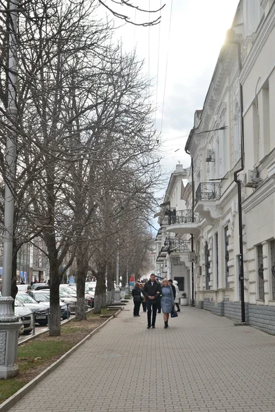 Gebäude verschiedener architektonischer Stile in der Straße in der Stadt Sewastopol — Stockfoto