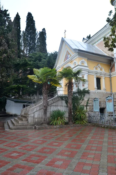 Ancienne église orthodoxe avec dômes dorés dans le centre de Yalta en Crimée — Photo