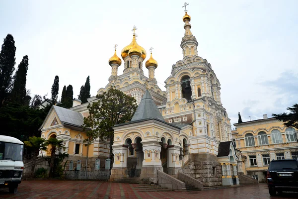 Ancient Orthodox church with golden domes in the center of Yalta in the Crimea — Stock Photo, Image