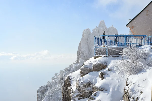 Schneebedeckte Gipfel des Berges ai-Petri auf der Krim — Stockfoto