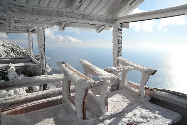 Couvert de glace et de neige café d'été au sommet de la montagne Ai-Petri par une journée d'hiver givrée — Photo