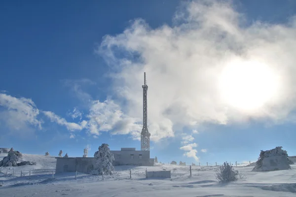 Auf dem Gipfel eines schneebedeckten Berges Ai-Petri auf der Krim — Stockfoto