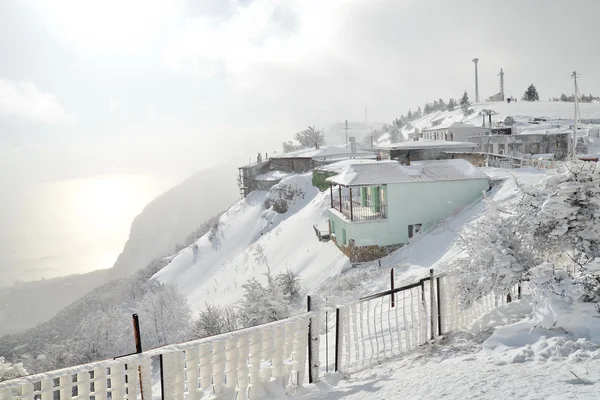 Picos cobertos de neve do Monte Ai-Petri na Crimeia — Fotografia de Stock