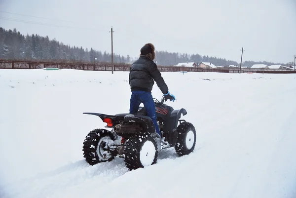 The young man at the time of extreme quad biking in the winter — Stock Photo, Image