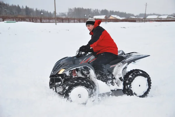 The young man at the time of extreme quad biking in the winter — Stock Photo, Image