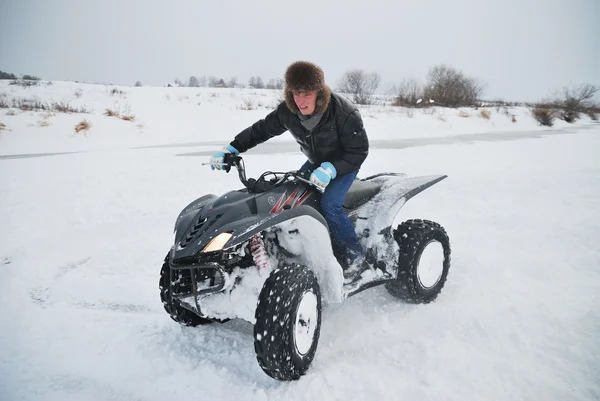 Le jeune homme à l'époque du quad extrême en hiver — Photo