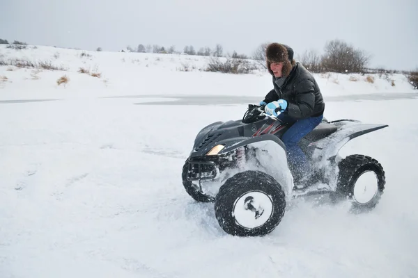 The young man at the time of extreme quad biking in the winter — Stock Photo, Image