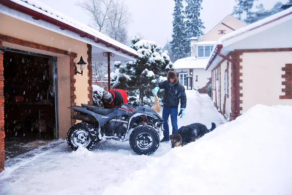 Due ragazzi sono pronti al viaggio invernale estremo ATV, versato benzina — Foto Stock