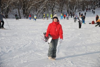 Moskova'da bir Kayak Merkezi, yamaç aşağı kırmızı ceket snowboard genç kız gider