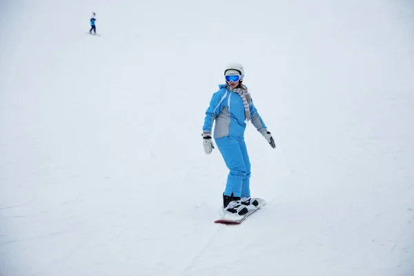 Skieurs et snowboardeurs dans une station de ski à Moscou — Photo