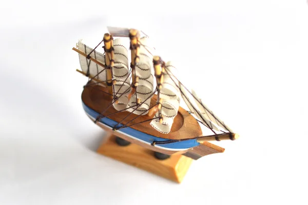 Holzmodellschiff mit Segeln auf weißem Hintergrund — Stockfoto