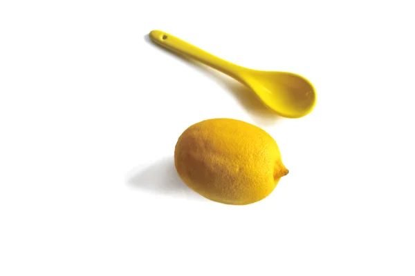 Żółta łyżka cytryny i żółty na białym tle — Zdjęcie stockowe