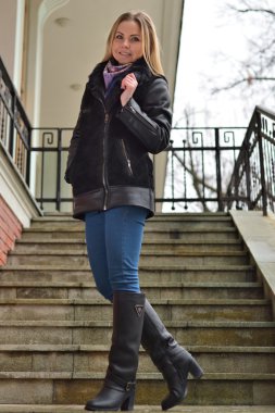 Merdivenlerde uzun sarı saçlı kız