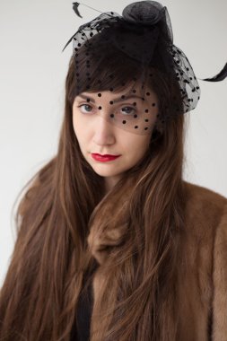 Bir kürk manto uzun siyah saçlı genç kız