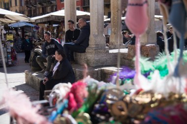 Turistler İtalya Verona'da merkezi pazar meydanında kısa bir dinlenme sırasında