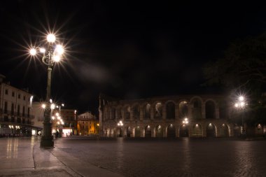 Arena ve İtalya Verona'da Merkezi meydanda gece görünümü